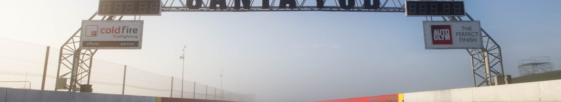 Santa_Pod_Raceway_finish_line_gantry
